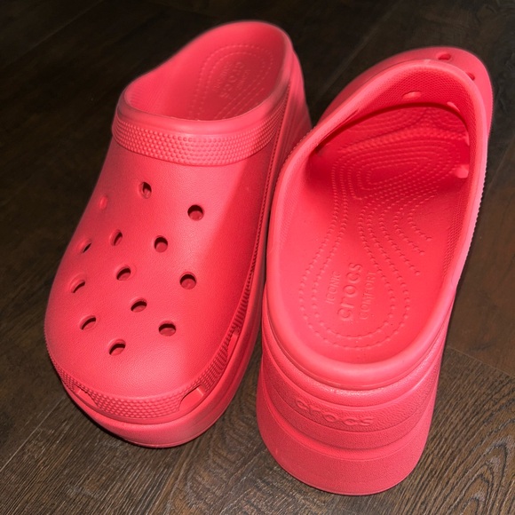 CROCS Platform Siren Clog in Neon Pink - Picture 3 of 4